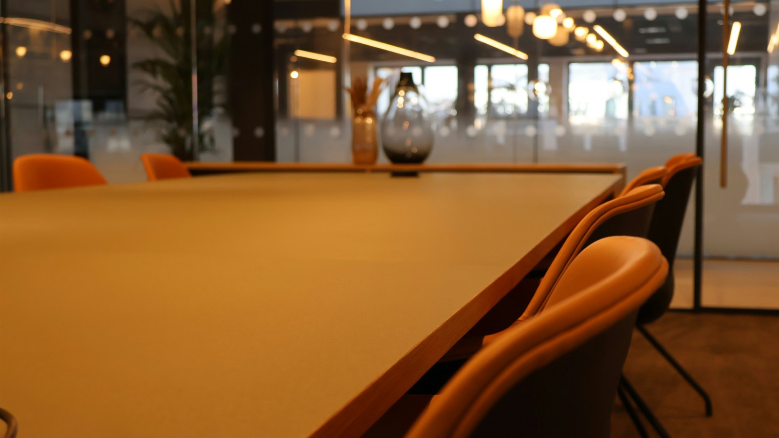 Lege vergadertafel voor gesprekken tussen ondernemers over bedrijfsverkoop