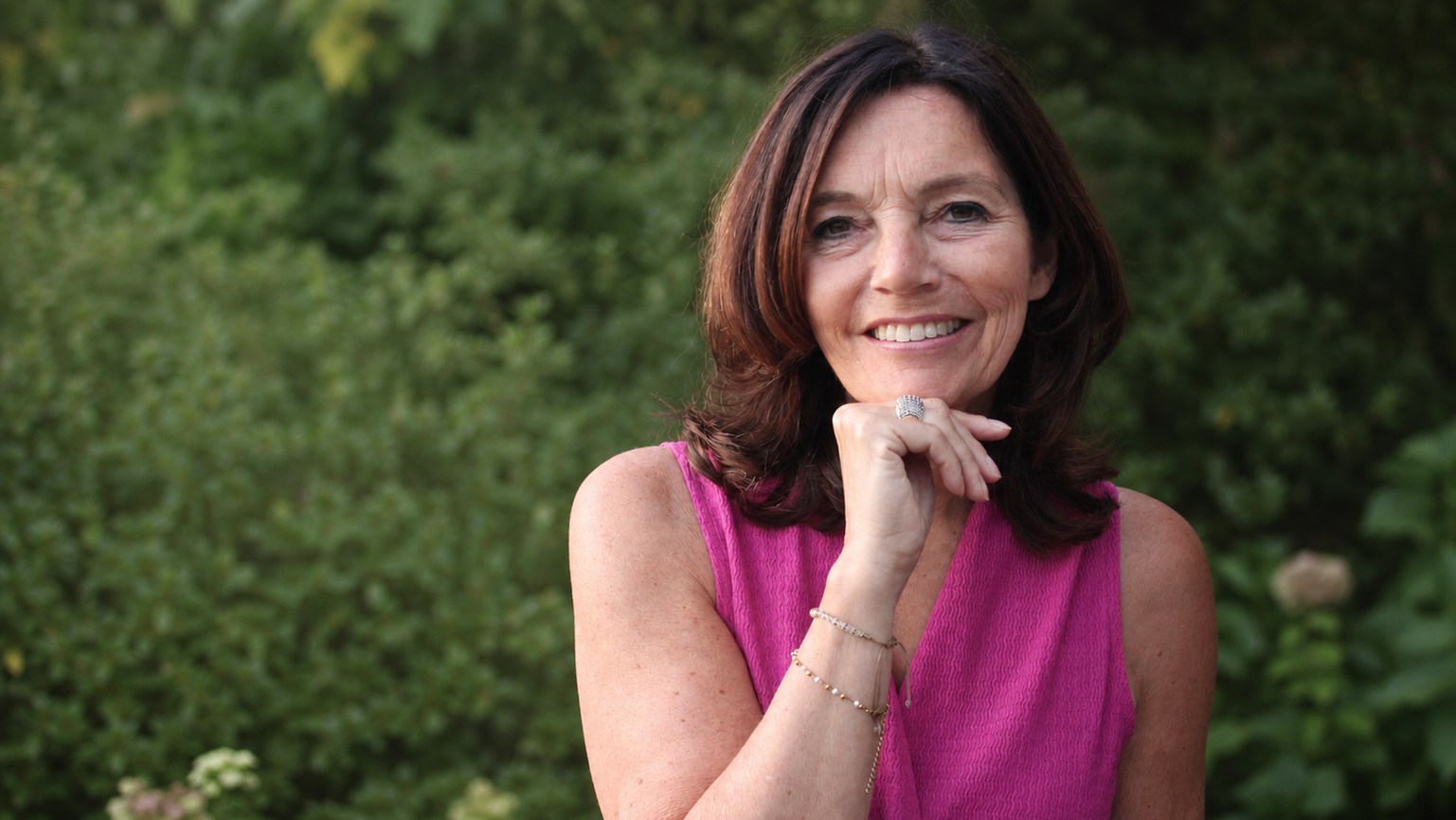 Brigitte van der Pluijm in een groene omgeving