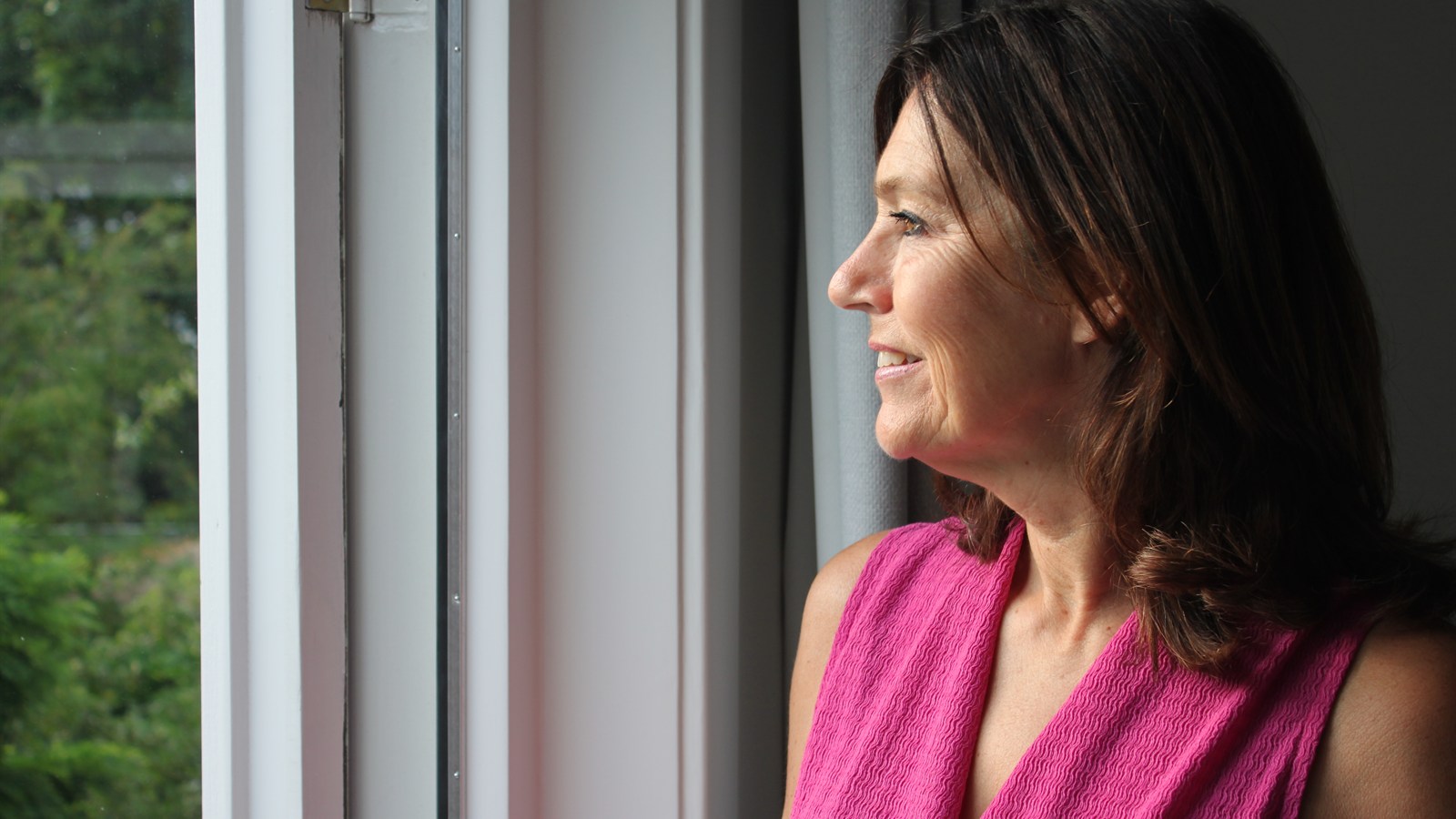 Brigitte van der Pluijm kijkt naar buiten en staat stil bij een volgende levensfase
